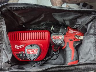 M12 Milwaukee 2 battery drill like new with case/charger