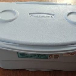 Rubbermaid 34 quart ice chest