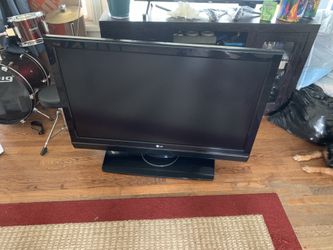 Selling my LG 42” tv with mount