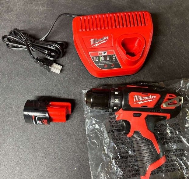 Milwaukee New Kit Drill ,battery And Charger 12M Nuevos