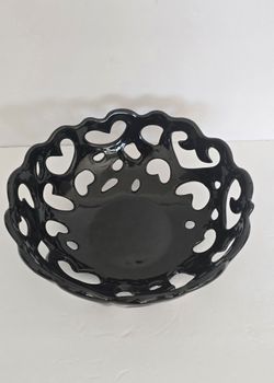 STUNNING ✨️This Gordon Ramsay High Fired Porcelain Black Reticulated Centerpiece Bread/Fruit Bowl is a stunning addition to any kitchen. The round sha