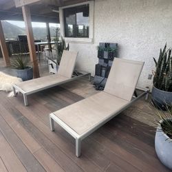 2 Lounging Adjustable Chairs 