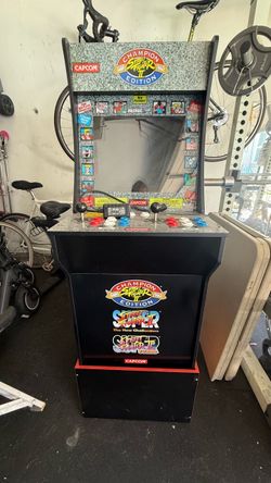 Street fighter arcade with raised base