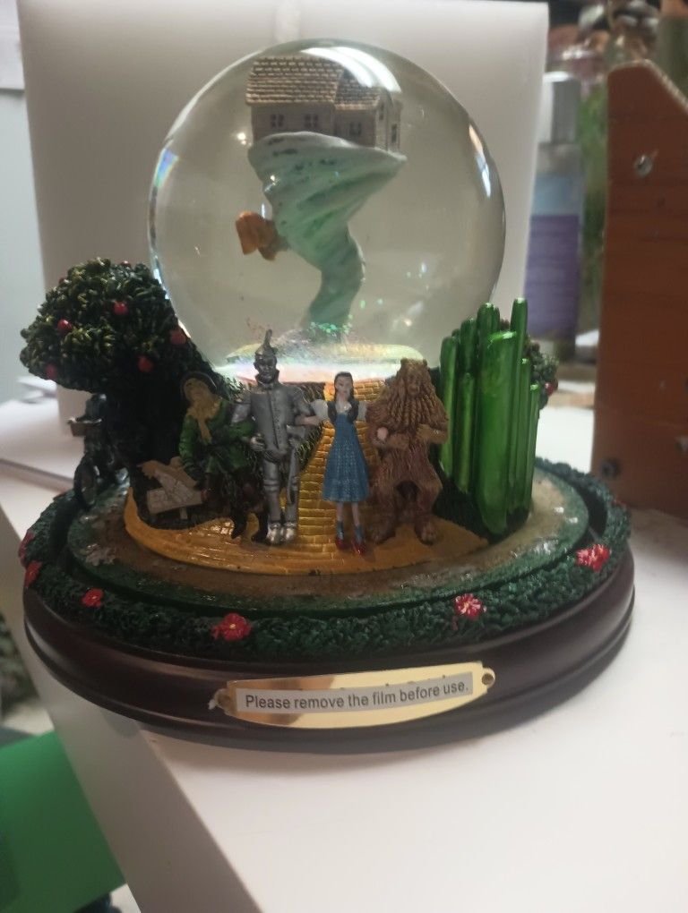 The Land Of Oz Glitter Globe Bradford Exchange 