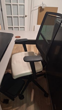 Office Chair – Adjustable Armrests & Tilt (Read Description)