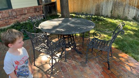 Patio table / chairs