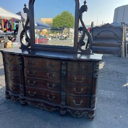  Solid Wood 3piece Dresser Mirror And Queen Bed 