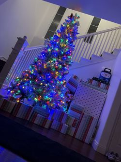 š 9 FT Holiday Living Albany Pre-Lit Christmas Tree ā 700 LED Lights