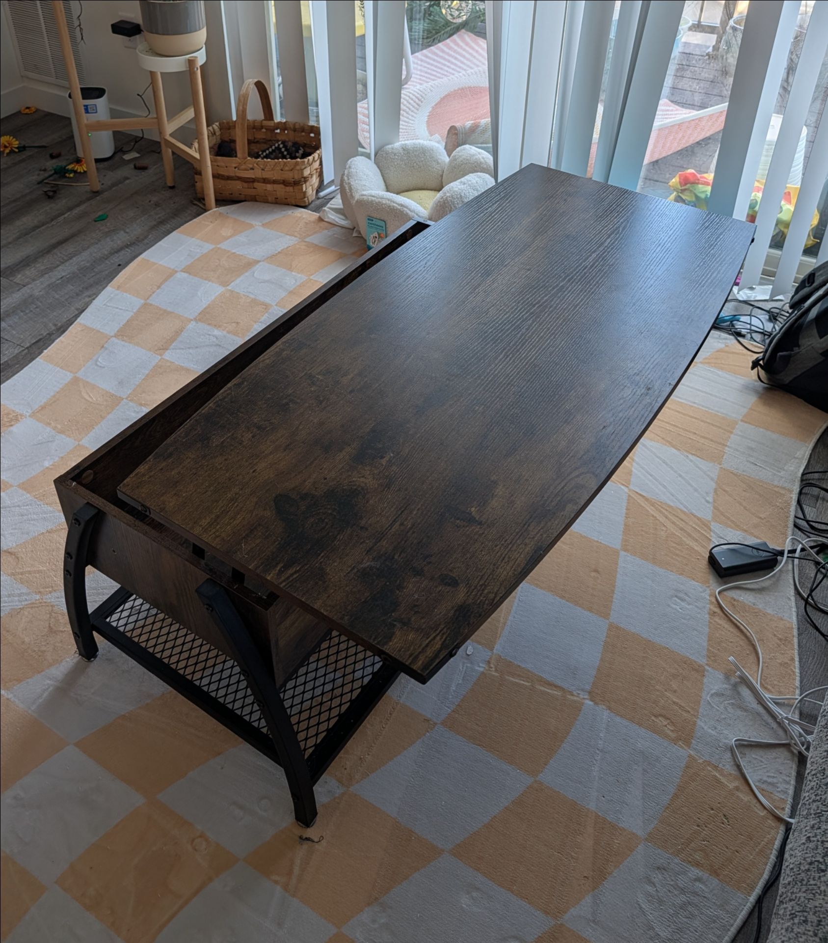 Lift top coffee table