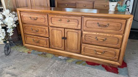 Gorgeous Vaughan of Virginia triple dresser solid wood
