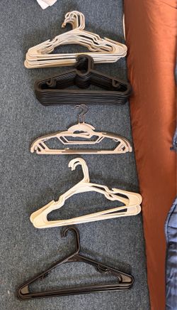 Clothes hangers (44 pieces)