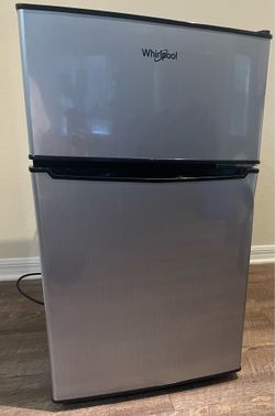 Whirlpool WH31S1E 3.1 Cu. Ft. Mini Fridge with Freezer – Clean & Fully Working