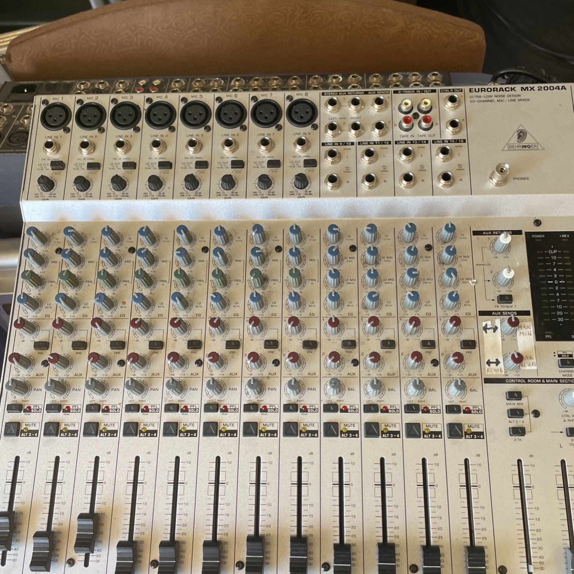 BEHRINGER EURORACK MX 2004 A