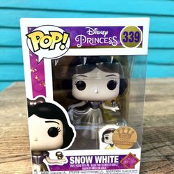 Funko Pop! Disney Princess #339 Snow White (Gold with Pin )Funko Shop Exclusive