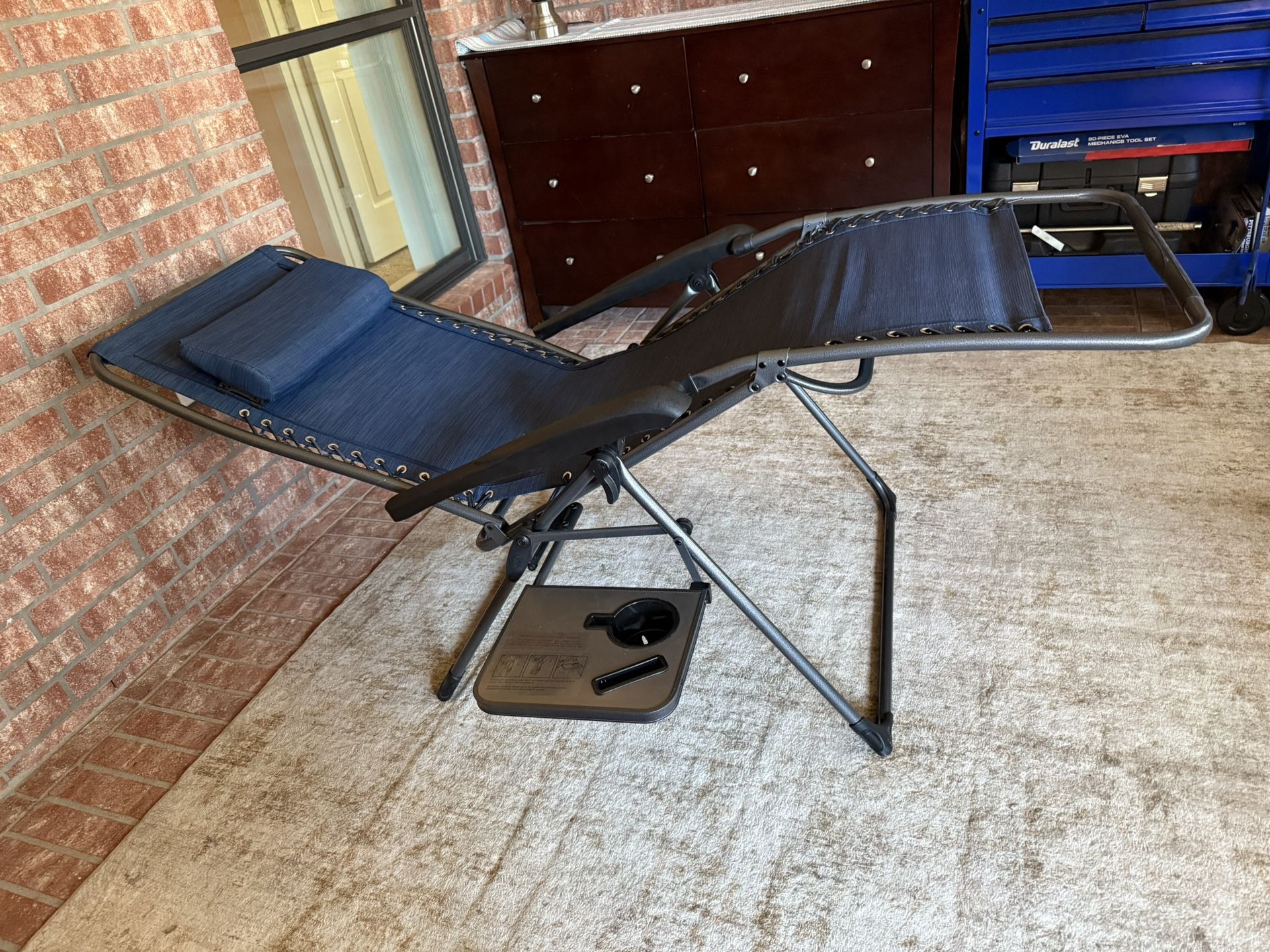 LIKE NEW Zero Gravity Recliner Chair Recliner with Drink and Phone Holder. LIKE NEW PERFECT Pick up in Pasadena 77505