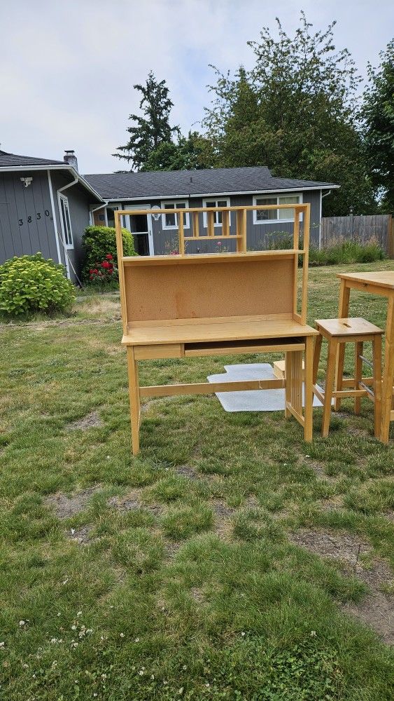 Desk With Hutch