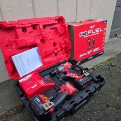 MILWAUKEE M18 FUEL COMBO KIT
HAMMER DRILL, IMPACT DRIVER 2 M18
5AH BATTERYS AND CHARGER WITH CASE NEW