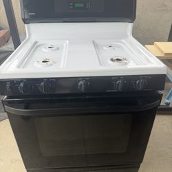 Kenmore 4 Burner Gas Stove. 