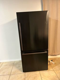 Hisense refrigerator (LIKE NEW)