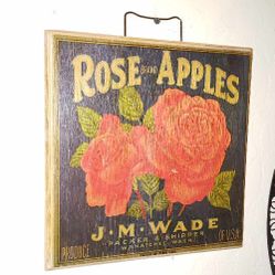 VINTAGE WOOD & STEEL METAL FARMHOUSE FARM COUNTRY J.M. WADE ROSE WITH APPLE CRATE LABEL 1950S WENATCHEE WASHINGTON FLORA WALL PLAQUE DECOR PICTURE