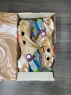 Crocs “Cinnamon Toast Crunch” Size 6 In Men