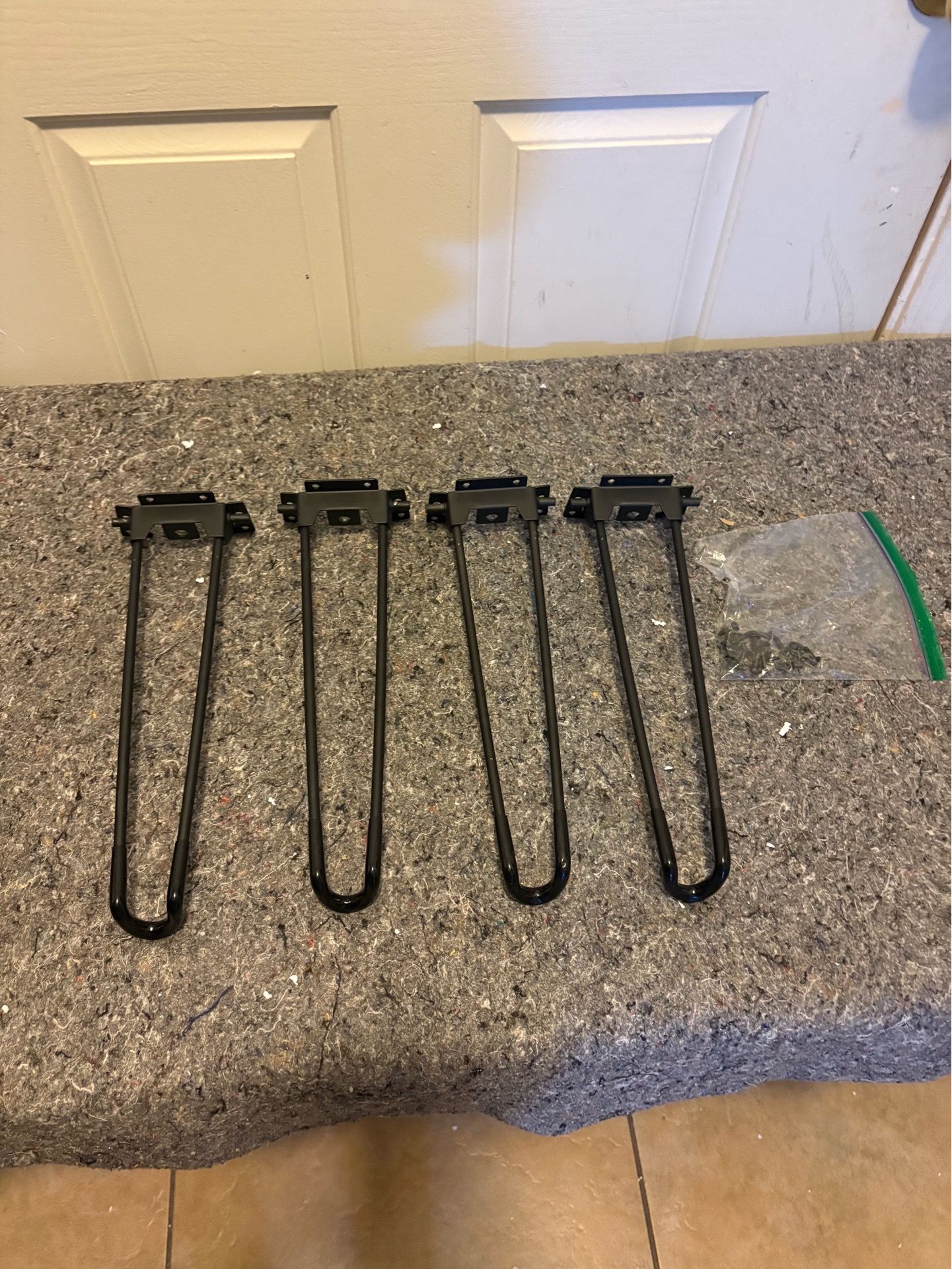 4 black metal legs