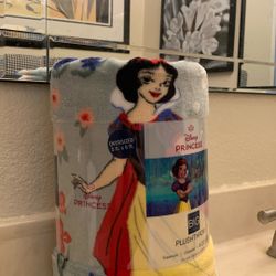 Disney SNOW WHITE Plush Throw  Blanket 5 ft. X 6 ft. 
