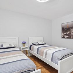 Beautiful 2 Twin Beds + Mattresses + Sheets + Blankets + Pillows