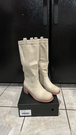 Beige boots