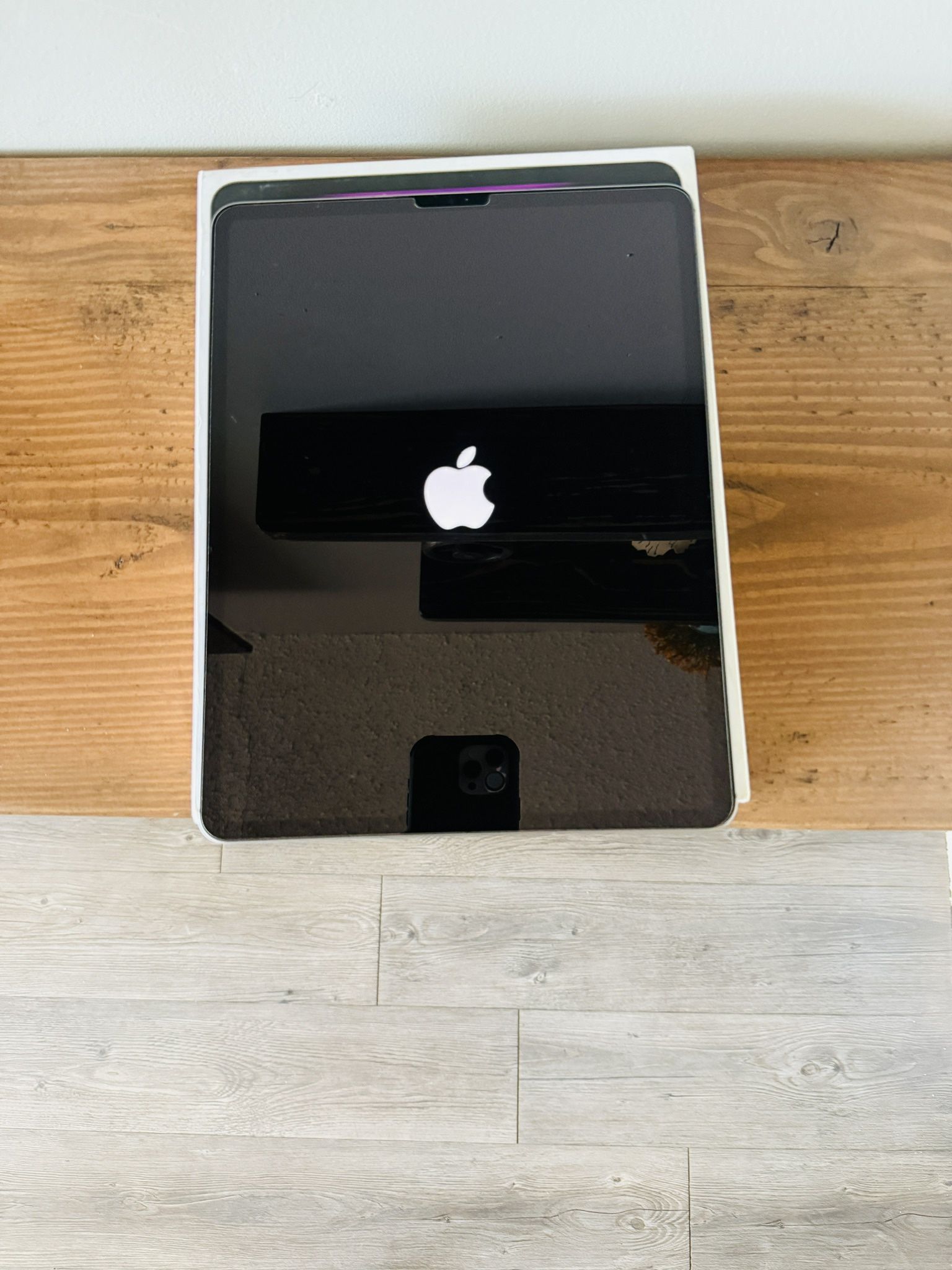 iPad Pro 12.9 Inch 6th Generation WiFi + Cellular