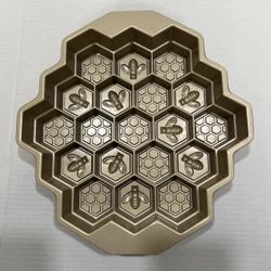 Nordic Ware   10 Cup Pull-Apart Beehive Cake Pan Honeycomb 