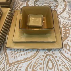 Pottery Barn Dinner Ware 30 Pices