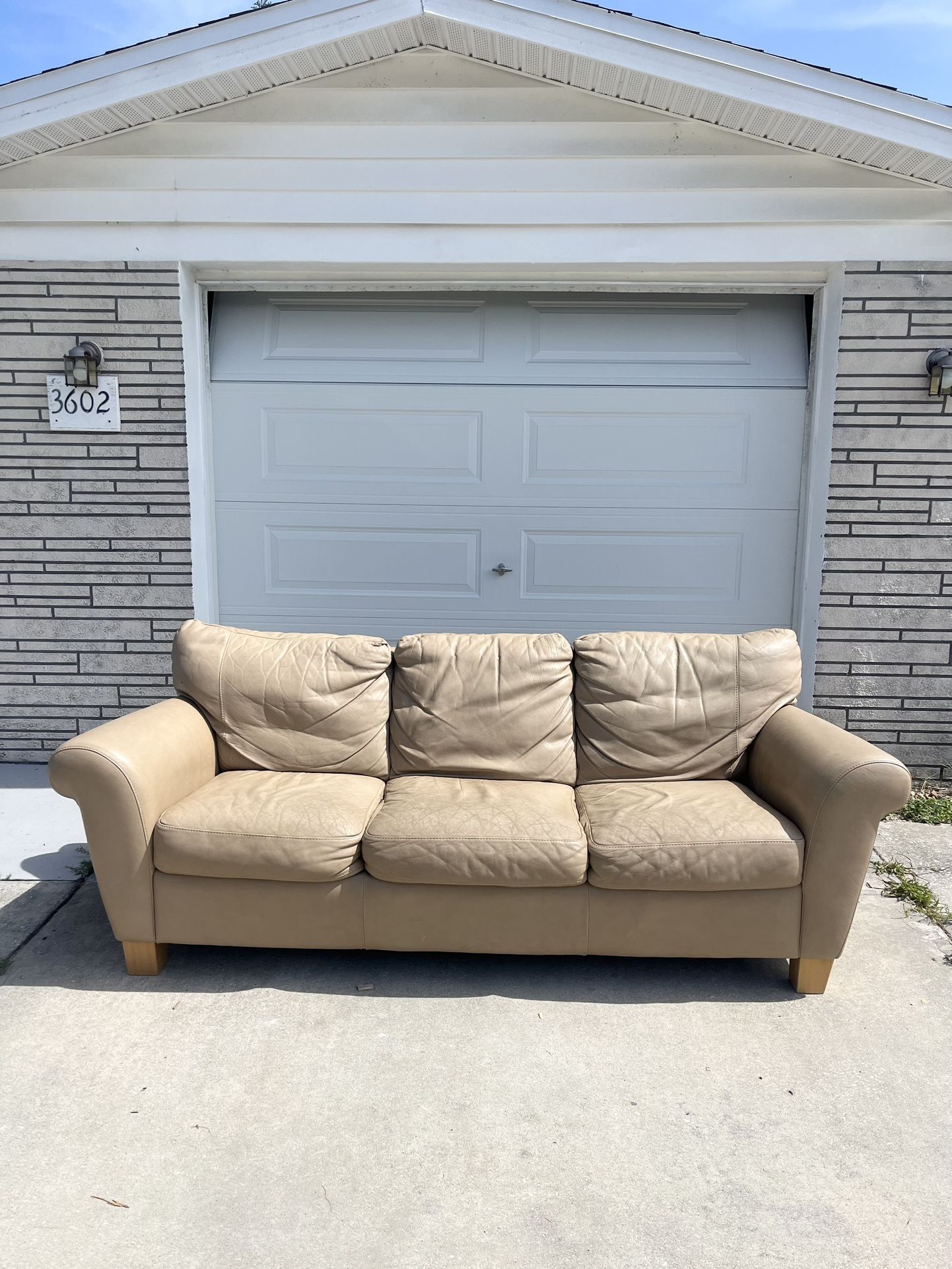NATTUZZI LEATHER SOFA (FREE DELIVERY)