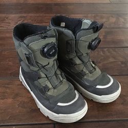 Kids Size 12 Insulated Goretex Winter Snow Boot Green Black Twist Closure