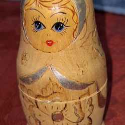 Vtg 3 Pc Russian Nesting Wood Dolls “Matryoshkaen” L1S903