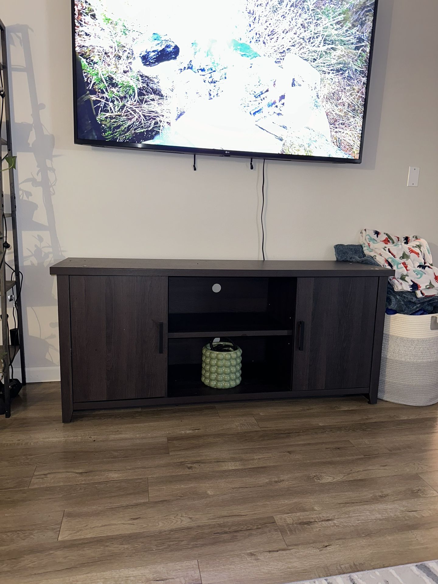 Tv stand 