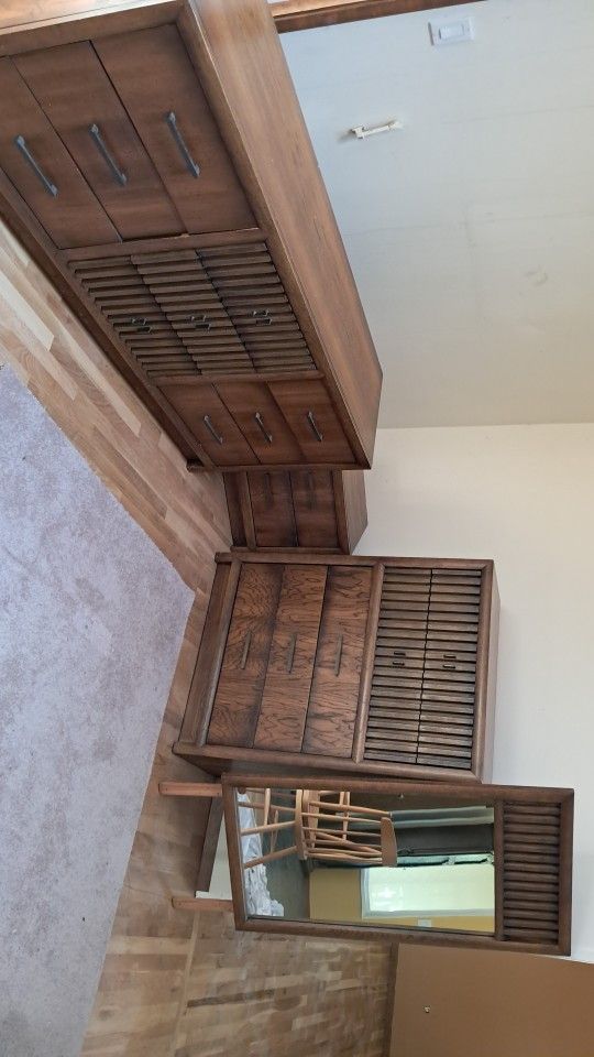 https://offerup.com/redirect/?o=QmVkLnJvb20= Set . King Bed.end Table Tall Dresser And Long With Mirror