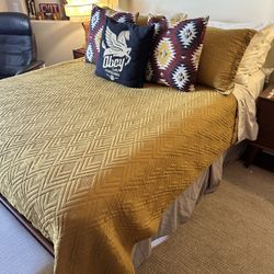 Queen Adjustable Bed + 14” Hybrid Mattress – Excellent Condition