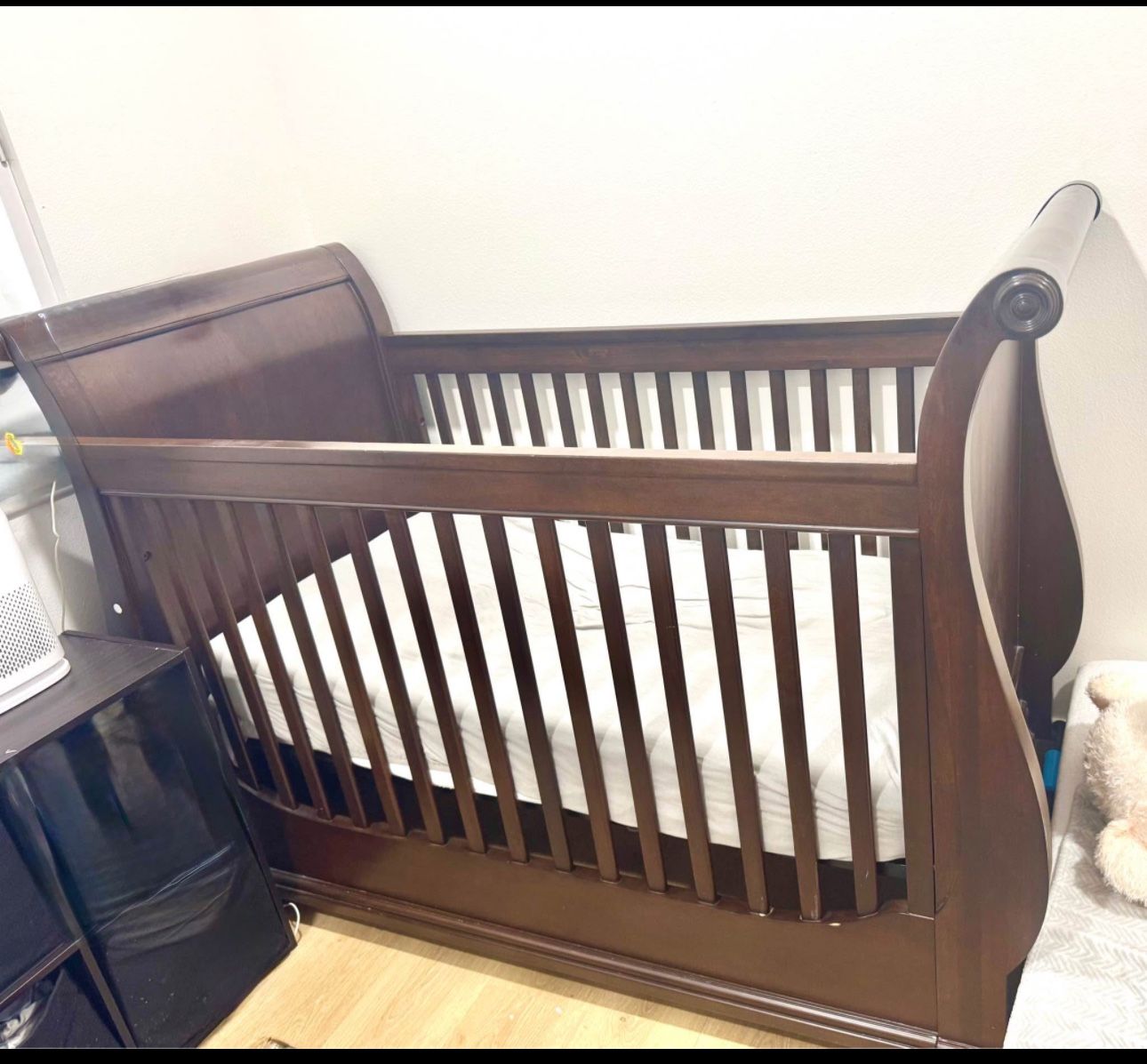Baby Crib Stylish Victorian Classic Beckett stationary
