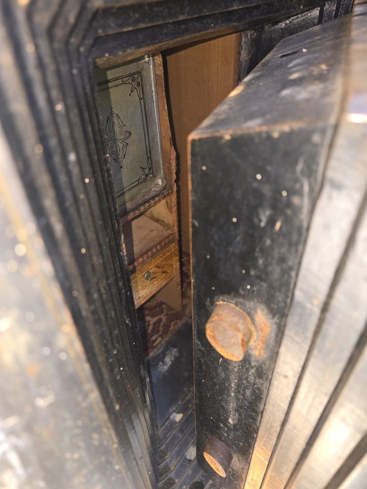 ANTIQUE MOSER SAFE BEATIFUL ALL ORIGINAL BEATIFUL CONDITION ANTIQUE SAFE