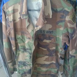 US Army Mens Size Small Camouflage Button Down Jacket EUC