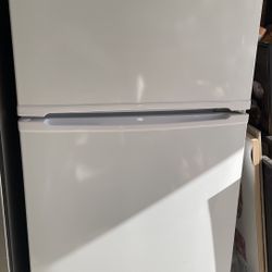 Top-Freezer Refrigerator 18cu ft with Glass Shelves *Only 4 years old* 