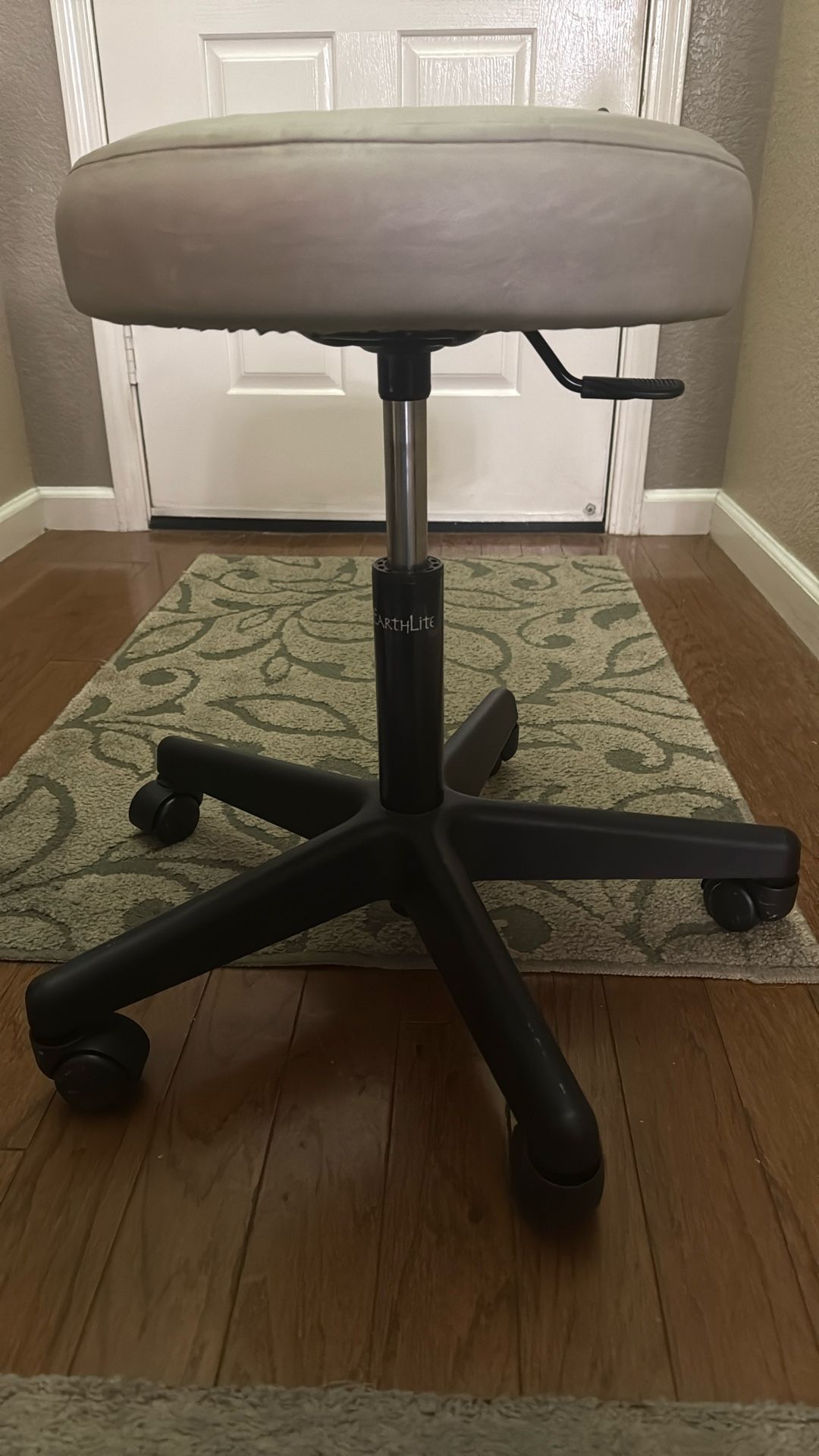 Earthlite Pnuematic Rolling Stool Gray