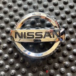 Grill Emblema Nissan 