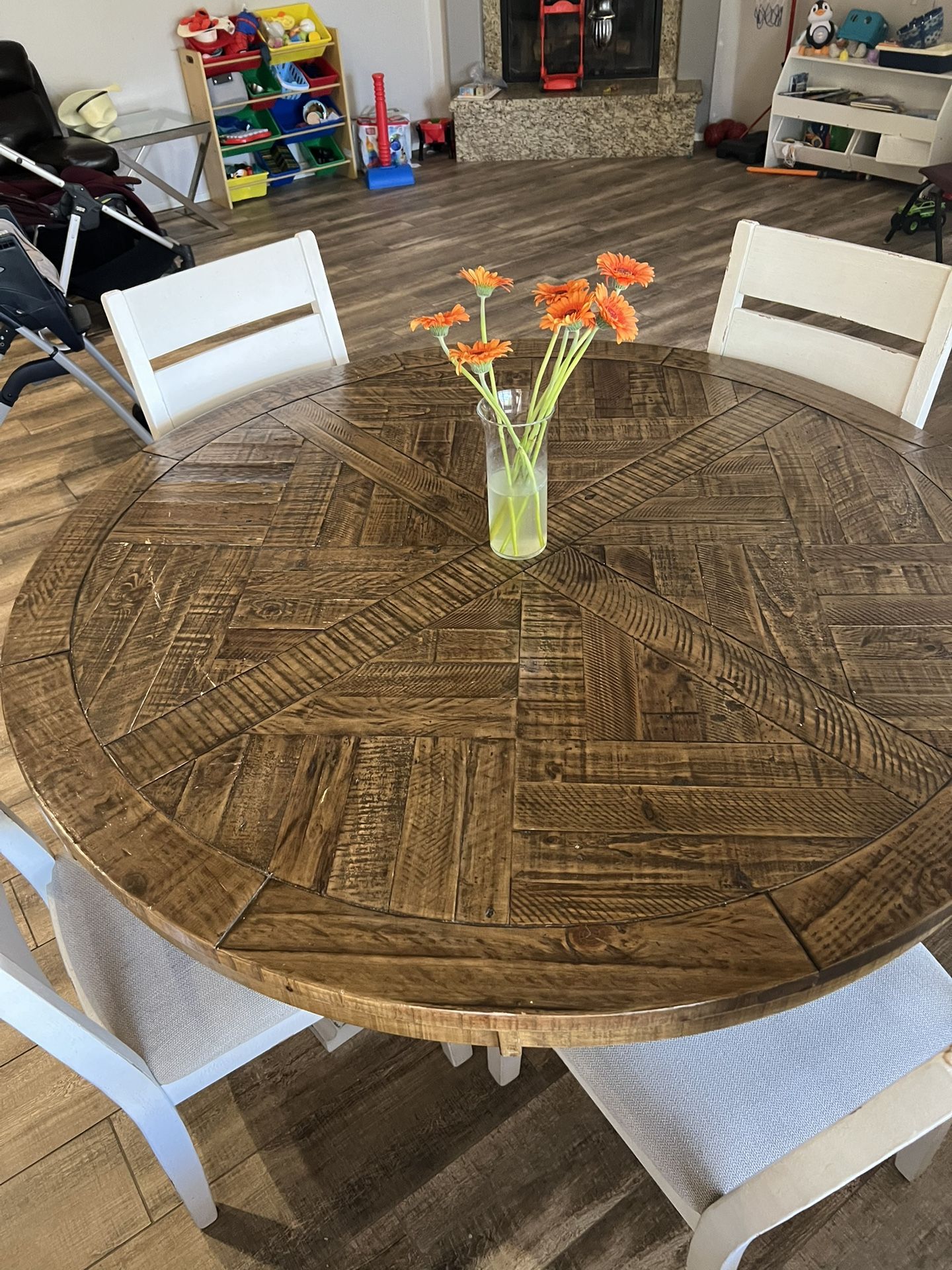 Round Table 4 Chairs