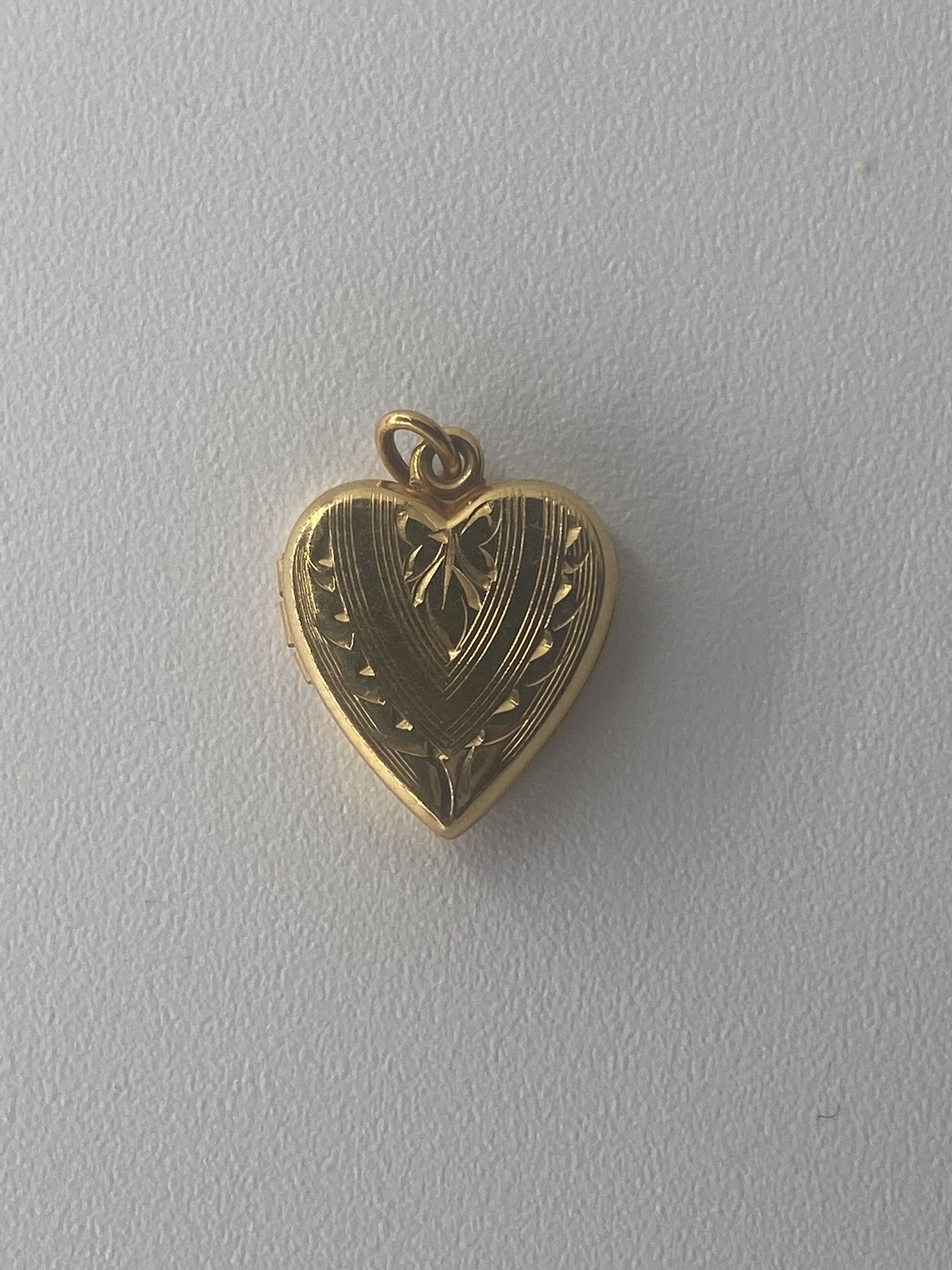 Vintage dainty feminine 10k 10ct Gold Heart Photo Sweetheart bow Locket 1/2”