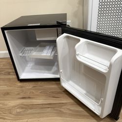 INSIGNIA 1.7 Cu.ft Mini Fridge in Black 