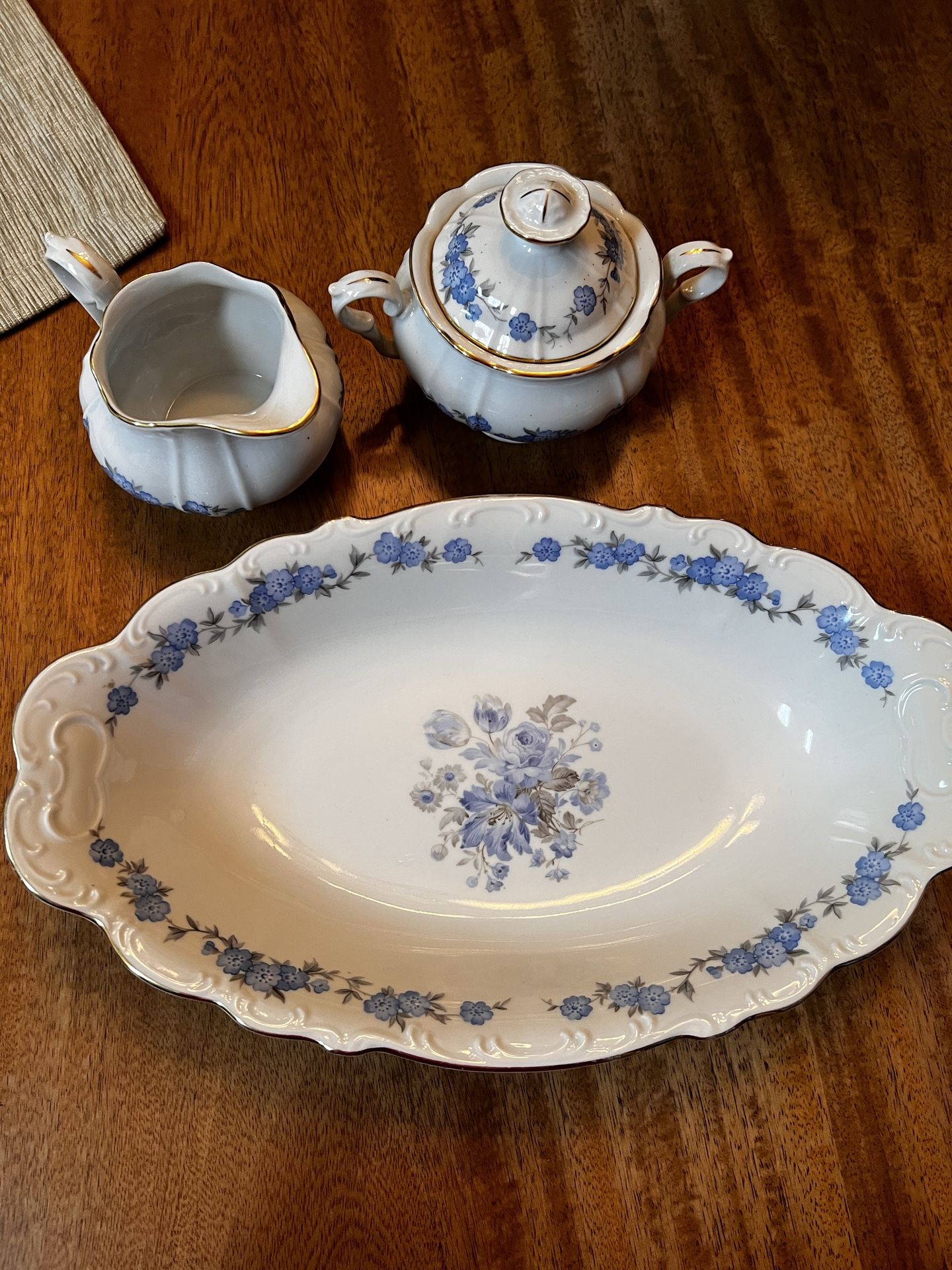 Serving dishes set