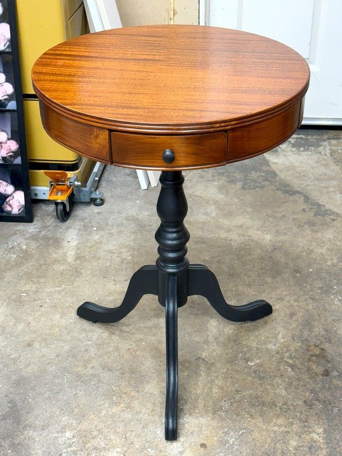Vintage round Mahogany Side/Cocktail Table w/ Drawer