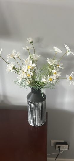 Metal country flower vase with daisies